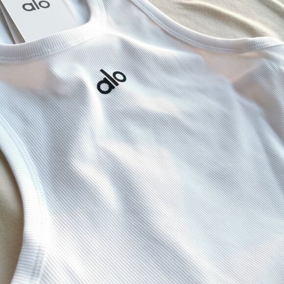 ALO Women's Crop Top Size S Stylish Activewear Essential Trendy Design - Picture 2 of 3